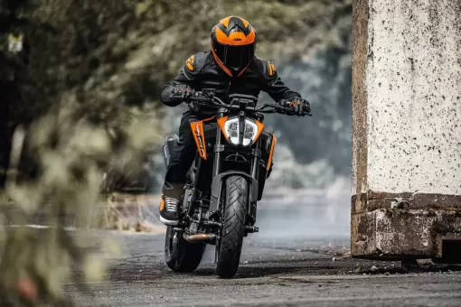 2024-ktm-790-duke-action-2.jpg