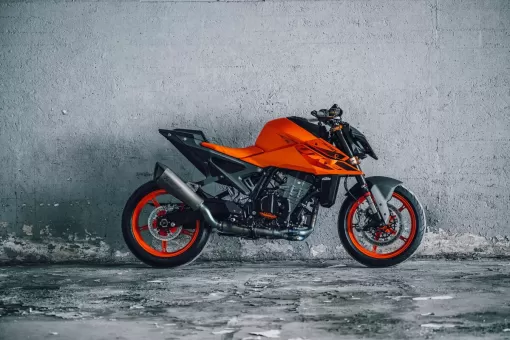 2024-ktm-990-duke-static-4.jpg