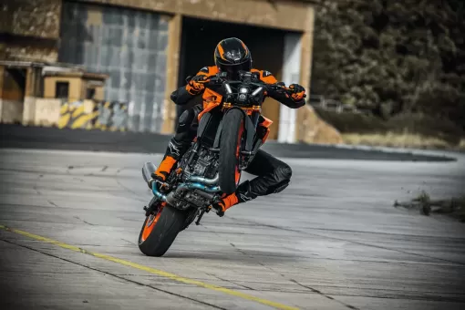 2024-ktm-990-duke-action-4.jpg