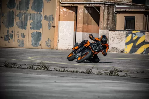 2024-ktm-990-duke-action-3.jpg