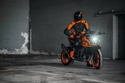 2024-ktm-990-duke-static-3.jpg